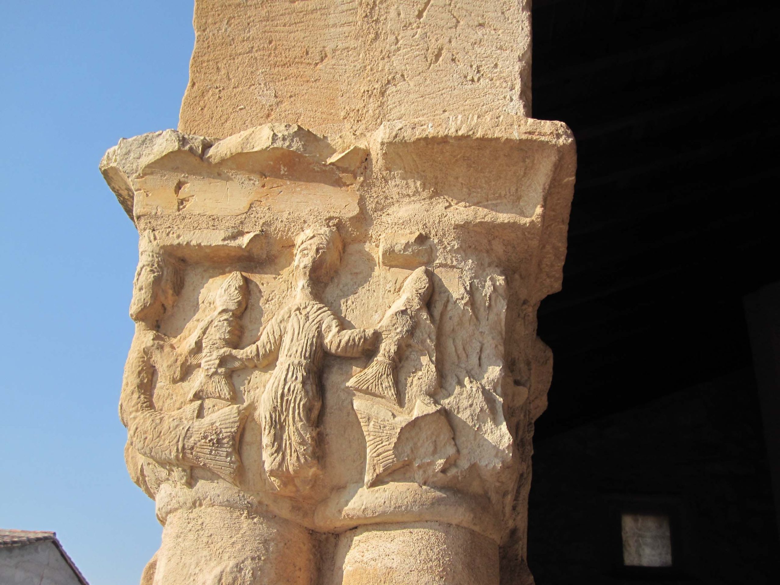 Iglesia de la Asunción de Pinilla de Jadraque: el misterio del capitel de los tritones