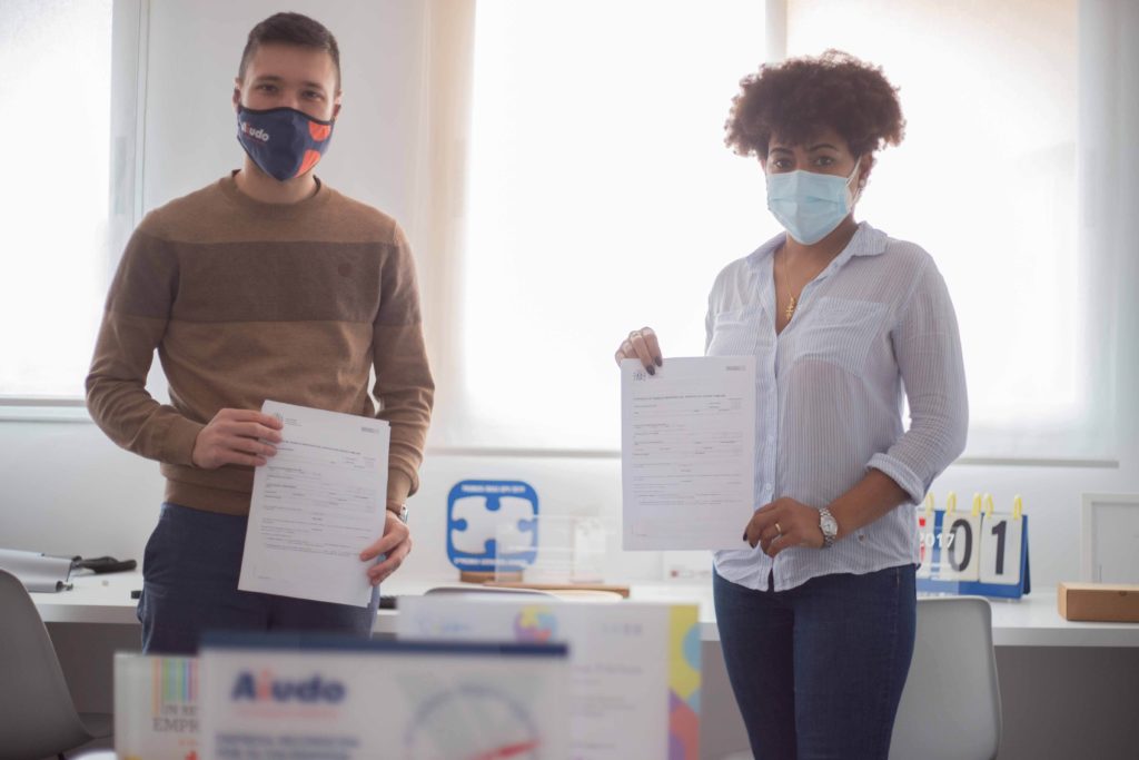 Foto de El CEO de Aiudo y una cuidadora, en la firma de su nuevo