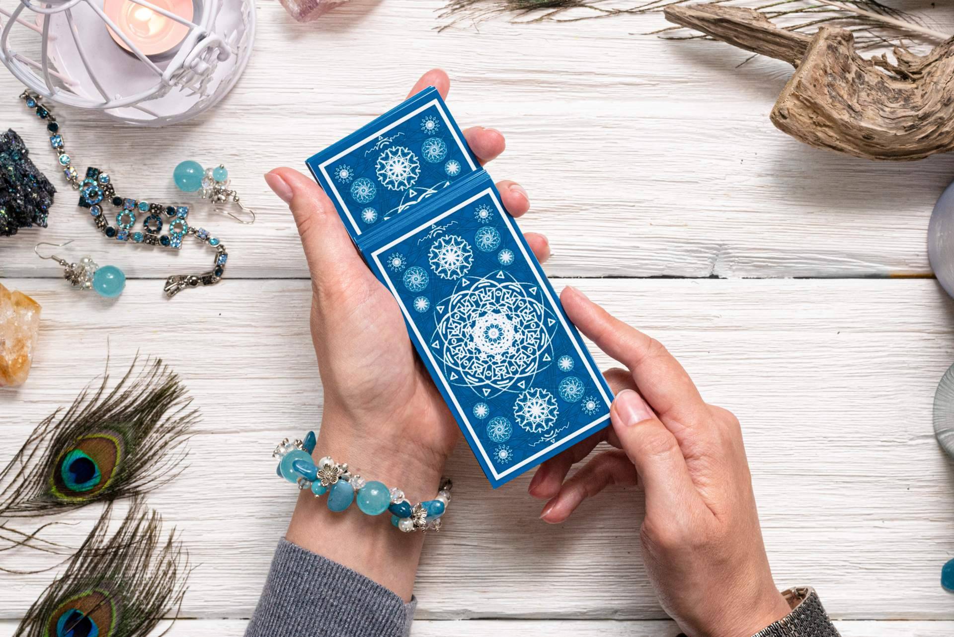 Los profesionales de Tarot de Luz María ofrecen tarot gratis durante 5 minutos