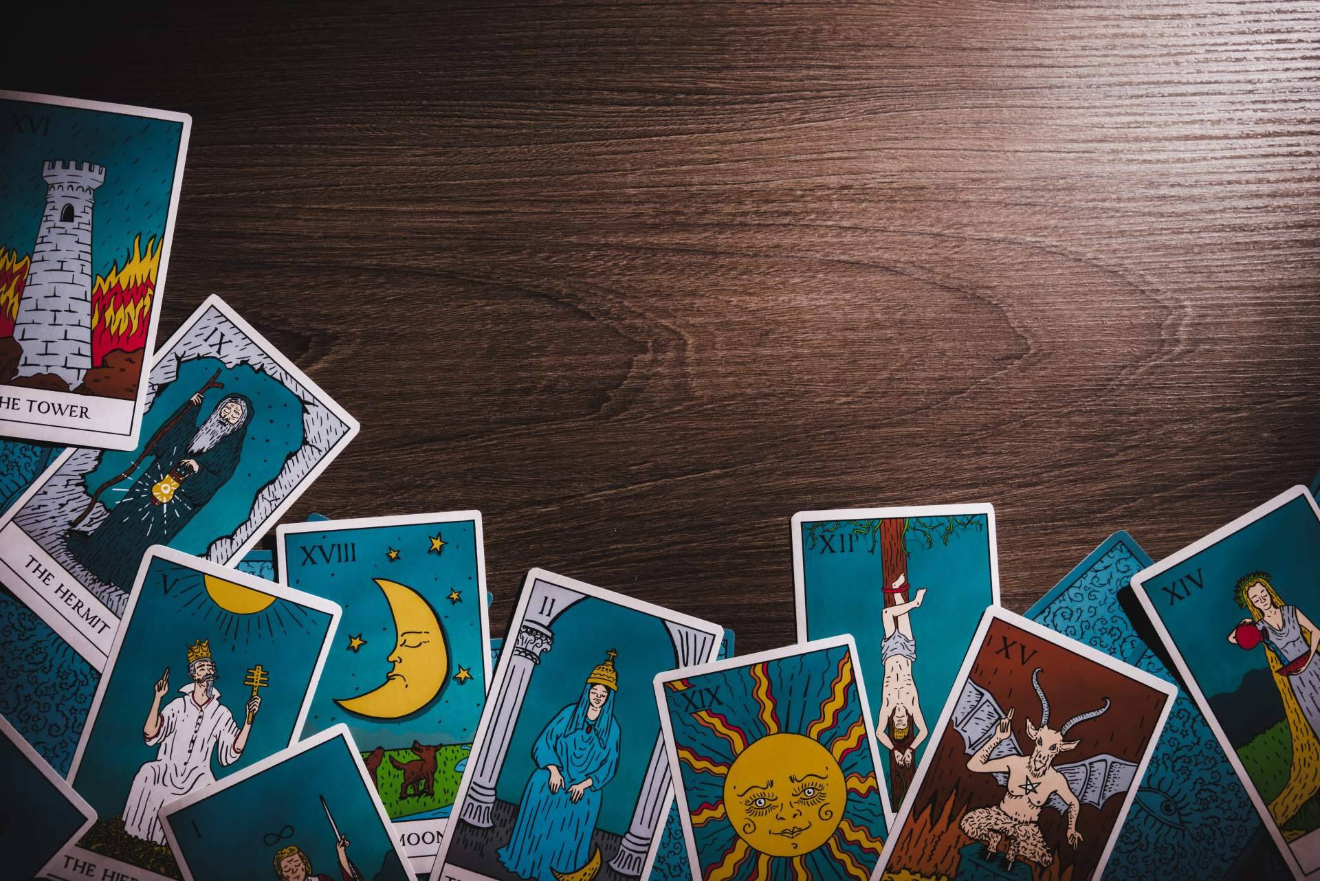 Papacho realiza lecturas del Tarot express