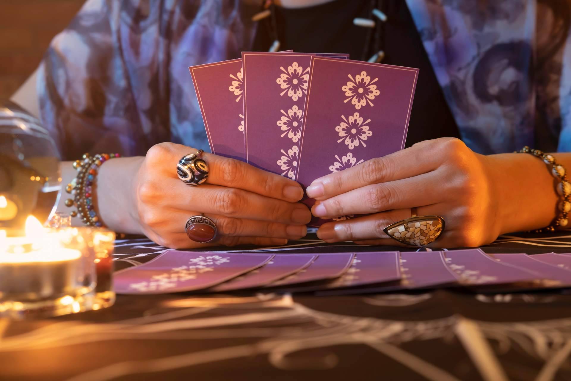 Universo del Tarot dispone de múltiples videntes verdaderas, buenas y económicas que atienden las 24 horas del día