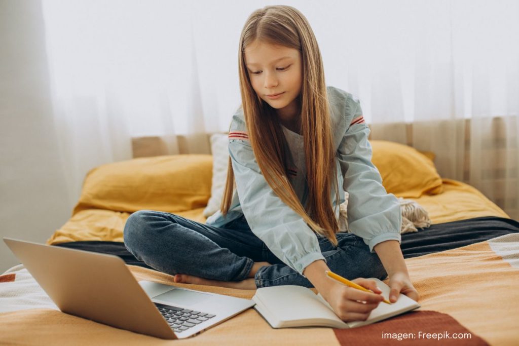 Foto de Niña estudiando en casa