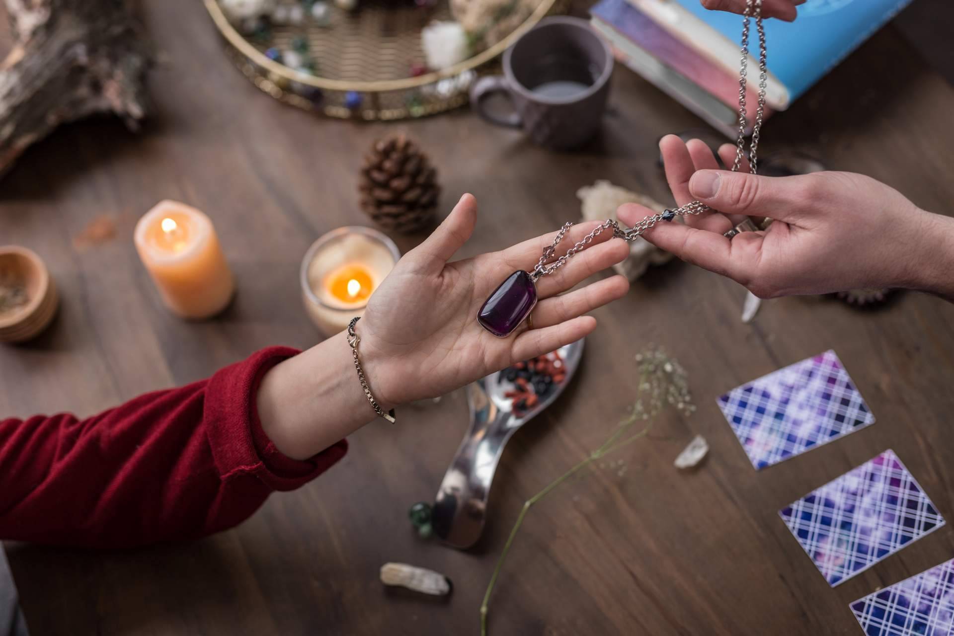 Las ventajas de recurrir a Alicia Caballero, la vidente recomendada experta en la adivinación con amuletos y talismanes