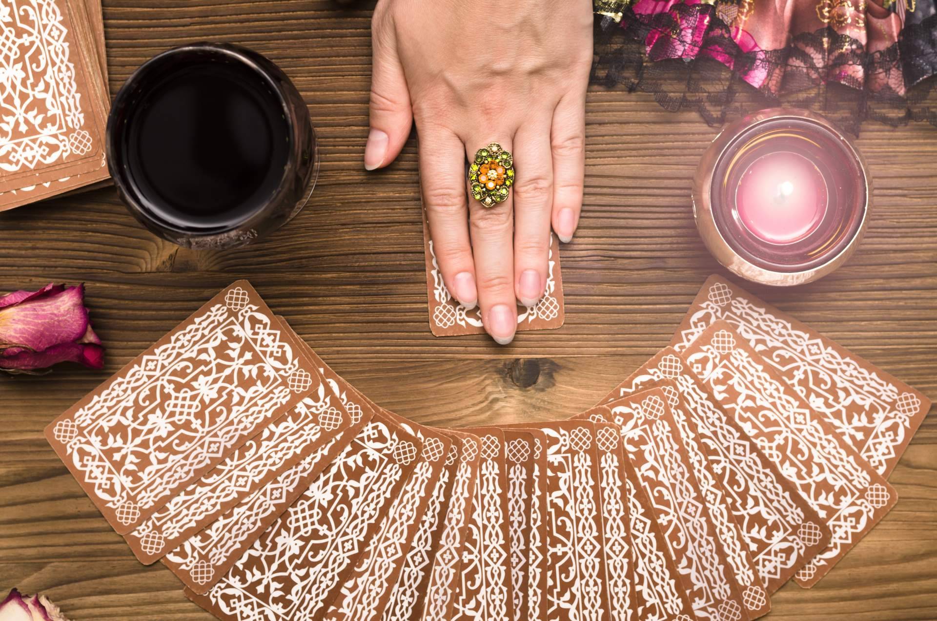 Tarotistas y videntes buenas y económicas en Universo del Tarot