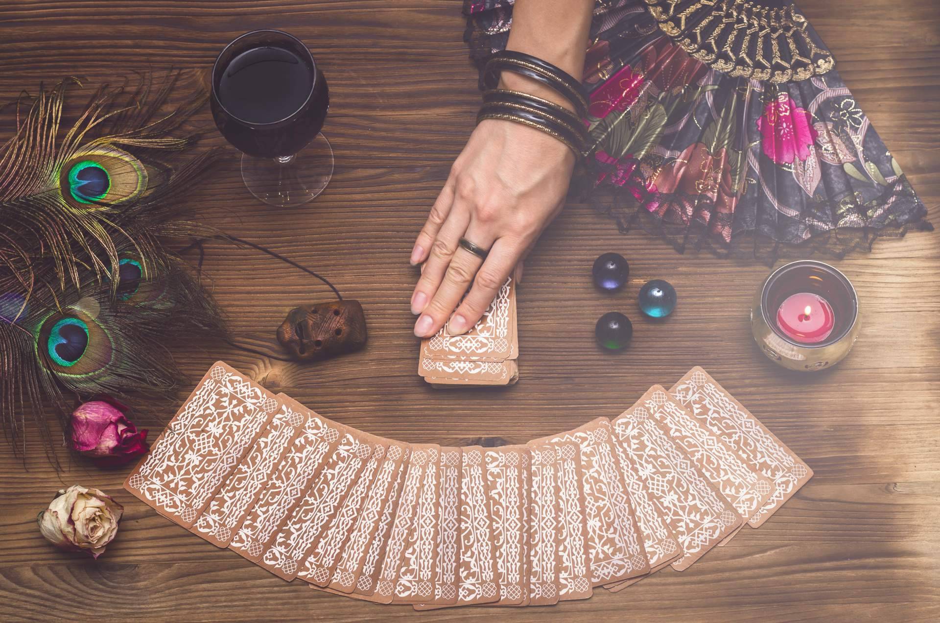 Buenas Videntes cuenta con videntes españolas para consultas de videncia y tarot
