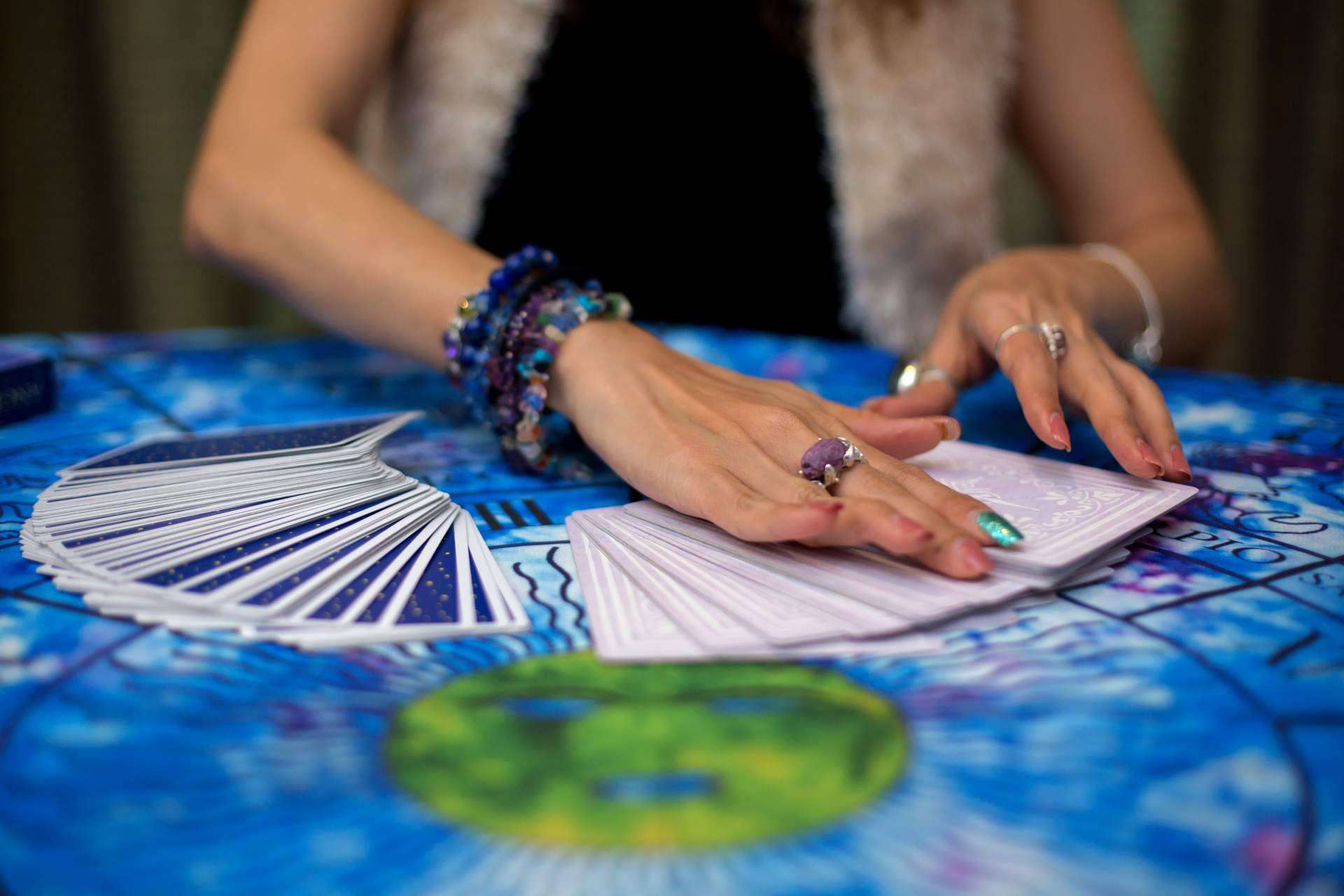 Obtener todas las respuestas a través del tarot telefónico de La casa del tarot y videncia