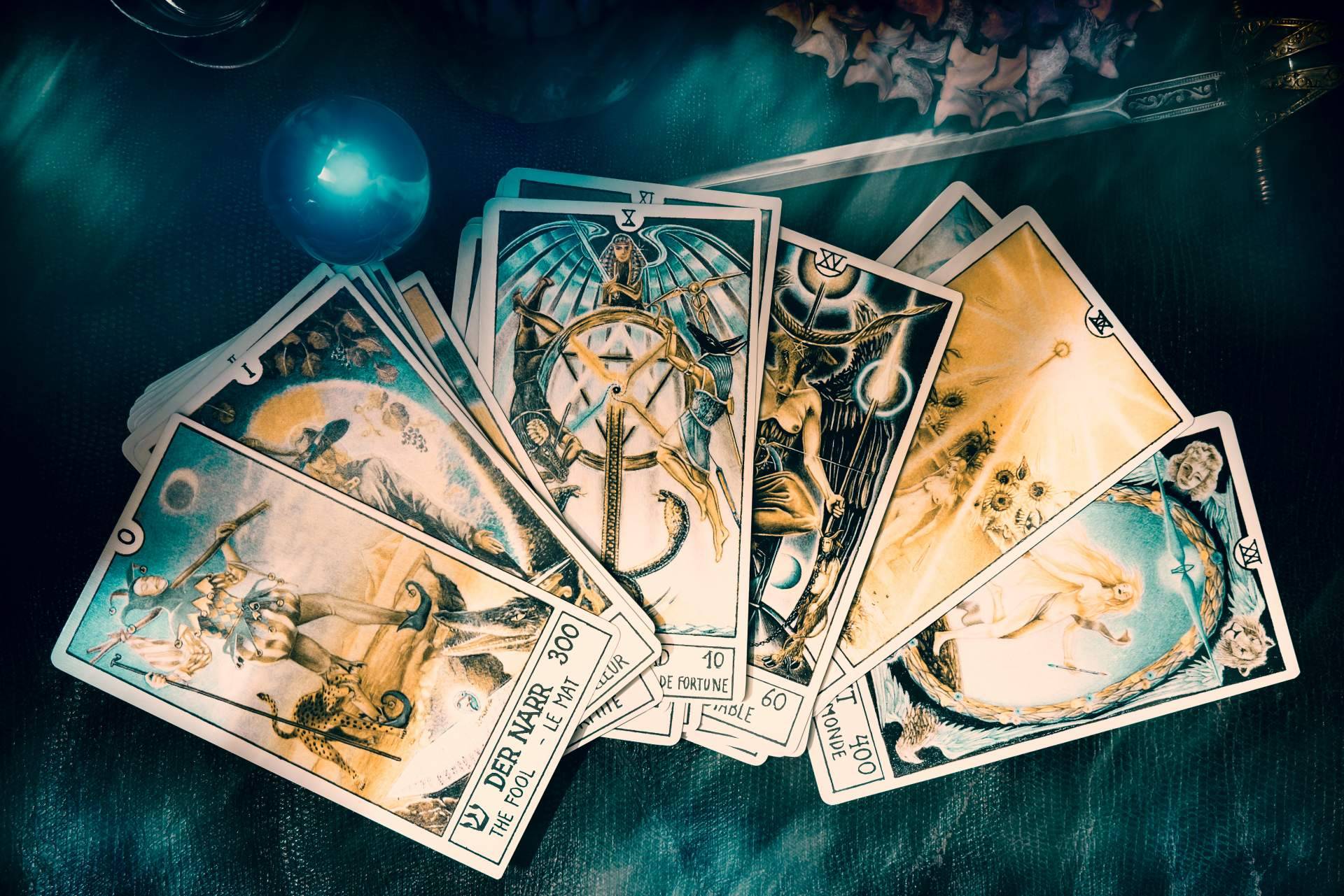 Rosa Sastre realiza la lectura del tarot para encontrar respuestas sinceras