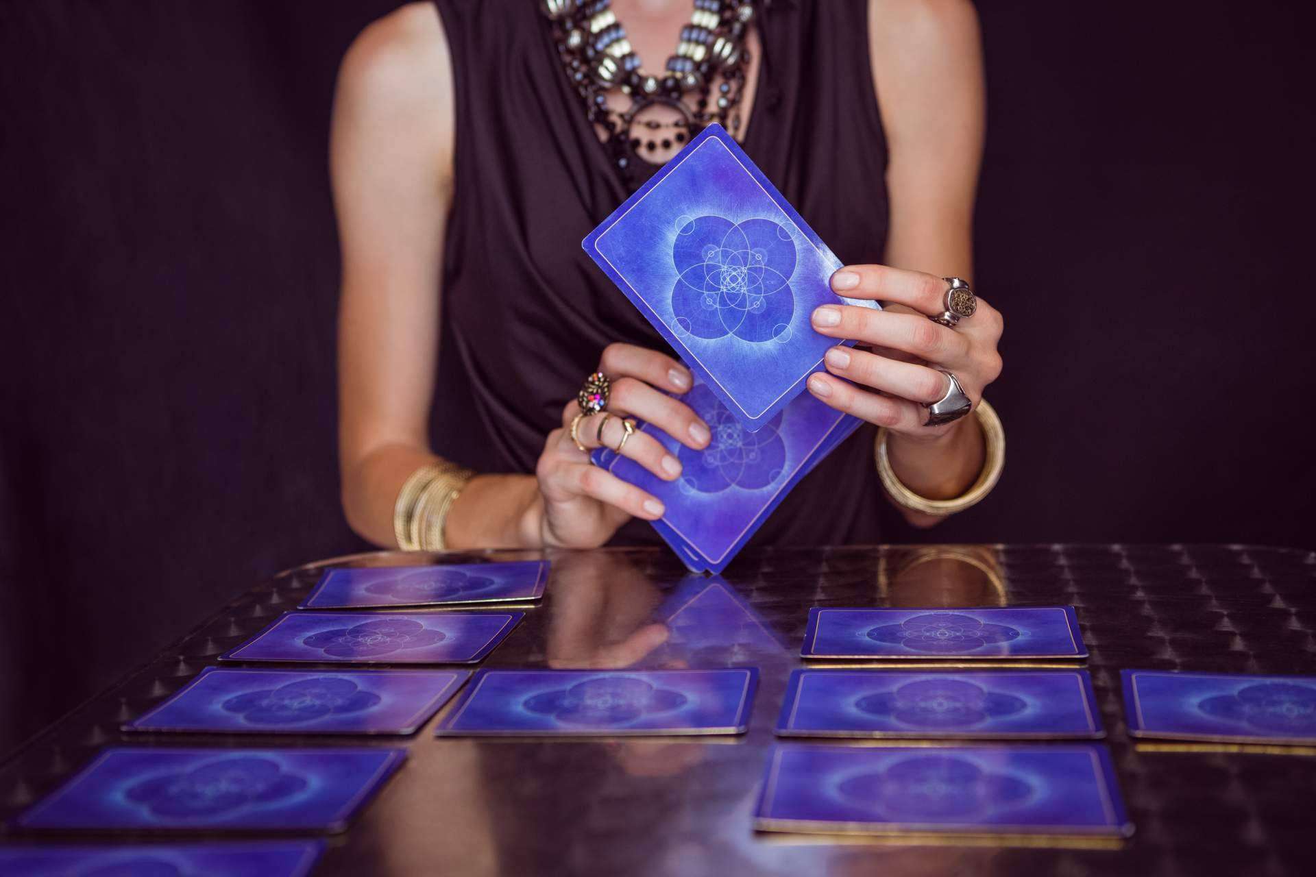 ¿En qué consiste el tarot telefónico? Leotarot