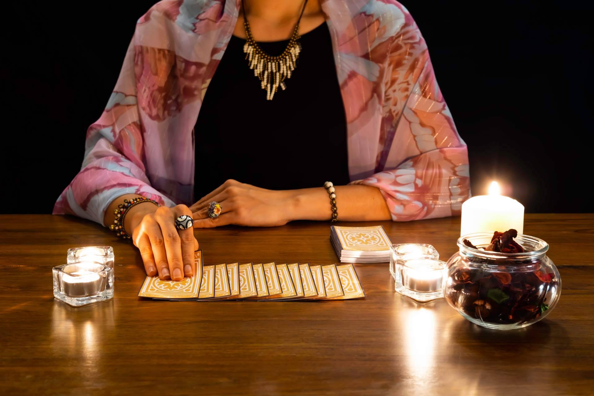 Tarot de Luz María ofrece videncia 24h