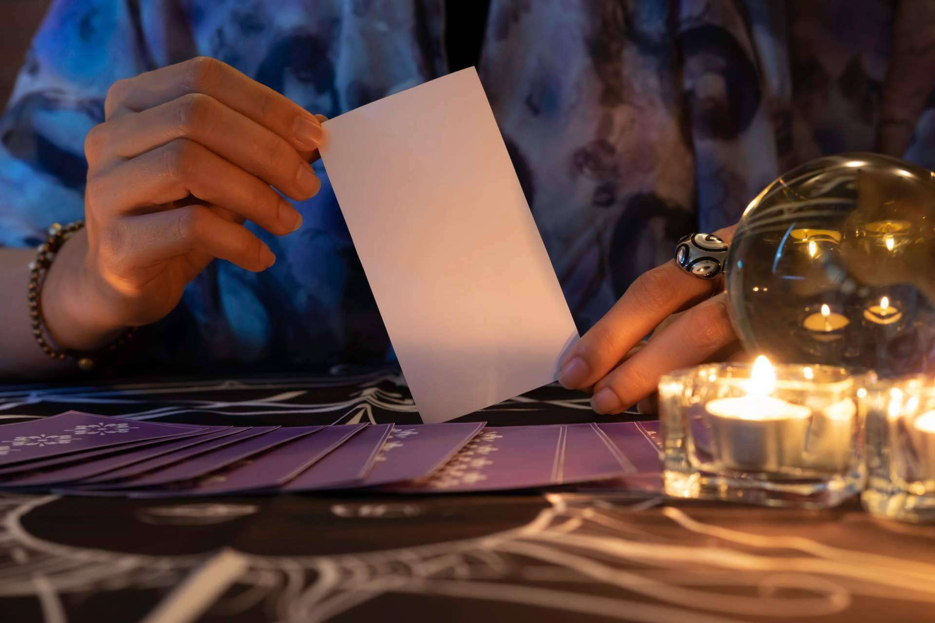Gabinete Tarot Dama Gris ofrece un servicio de tarot fiable telefónico