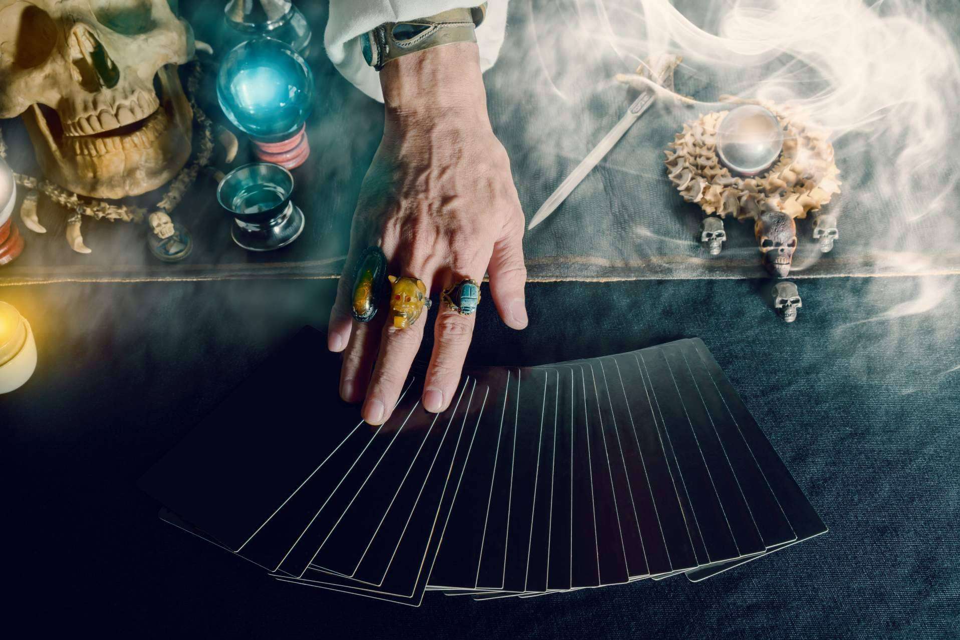 Las distintas barajas del tarot y otros métodos adivinatorios como el péndulo