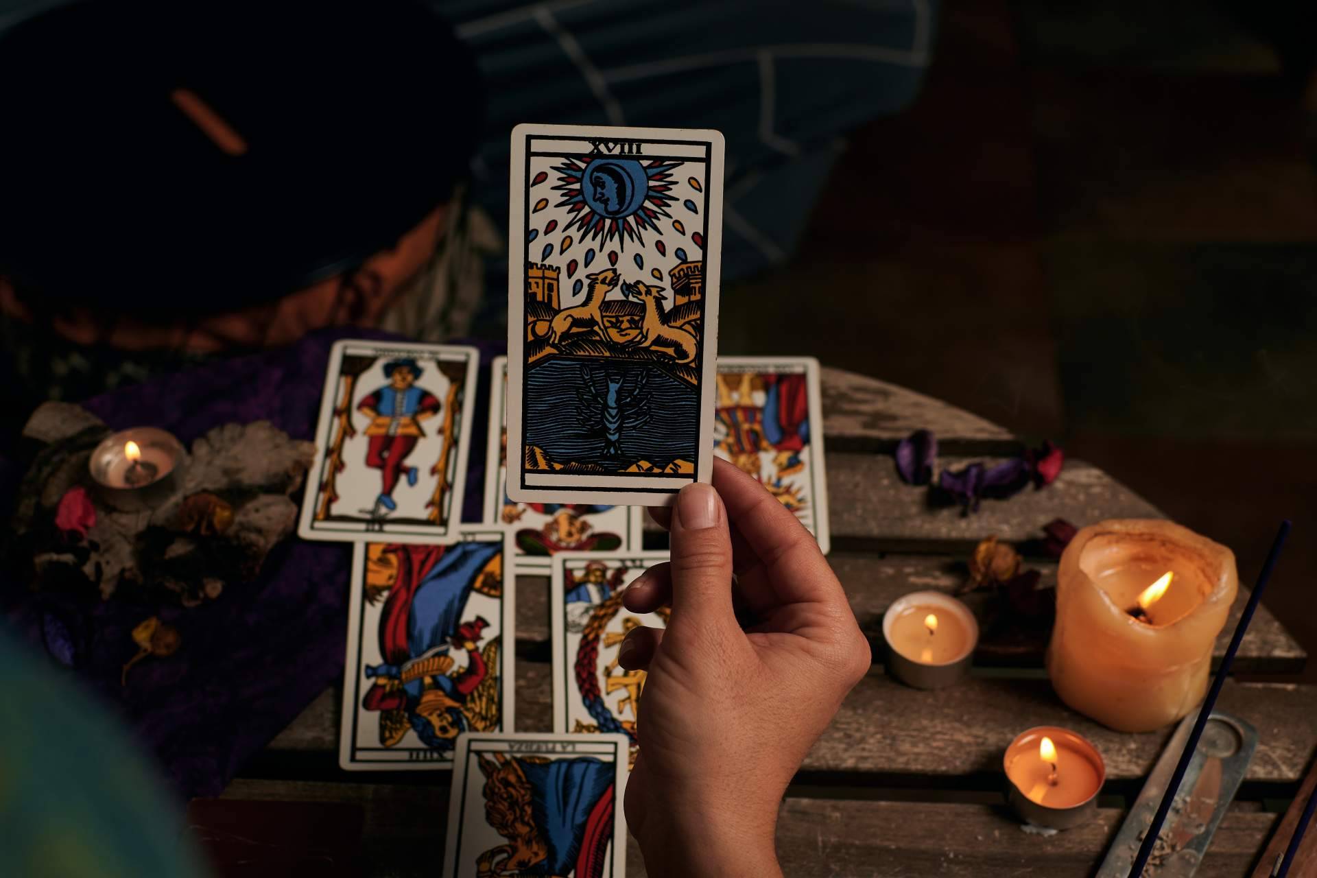 Las estafas del tarot, retos a solventar en la transformación digital del sector