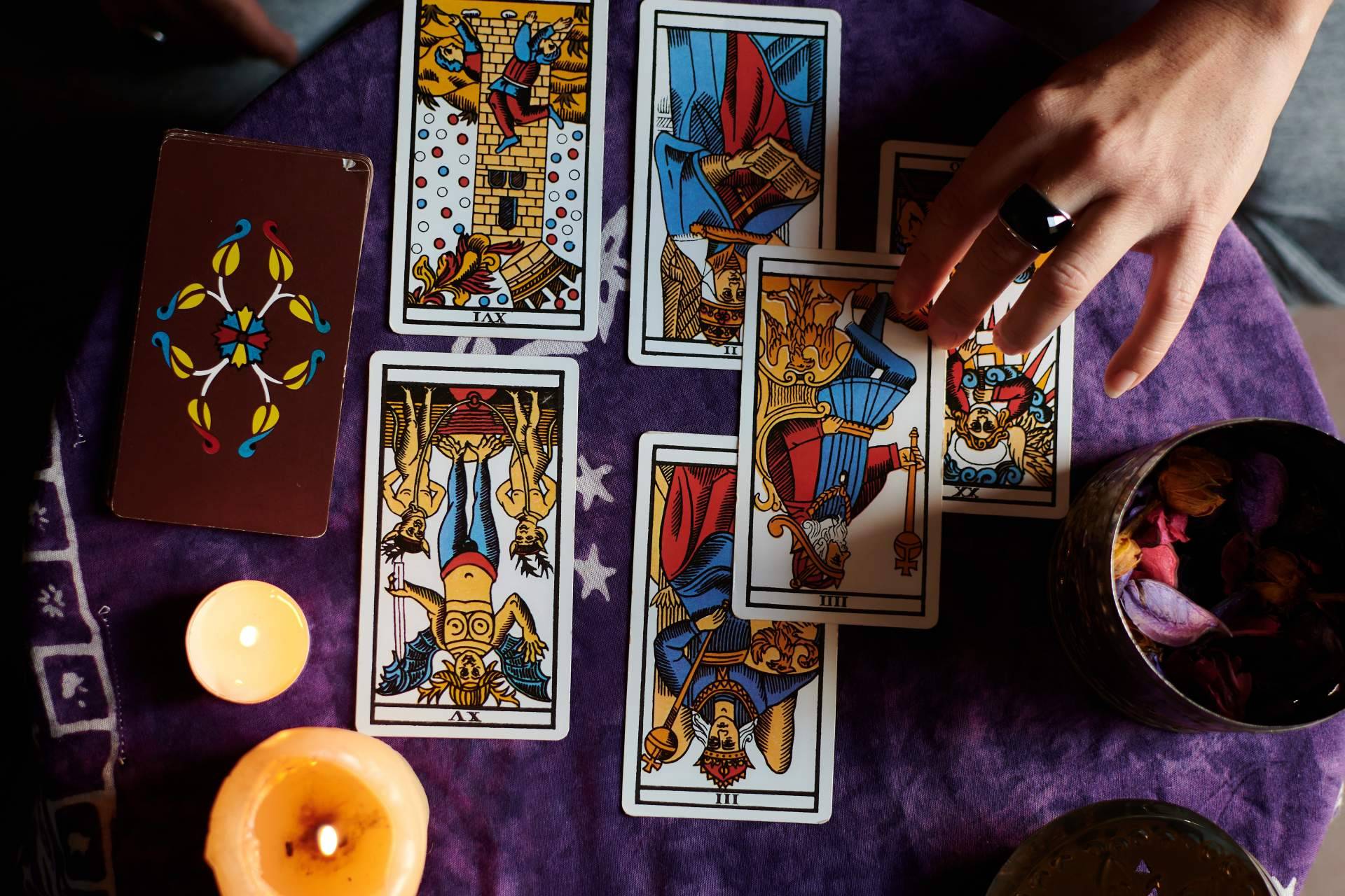 Los retos de los profesionales del tarot para generar confianza. Fiscalidad vs economía sumergida