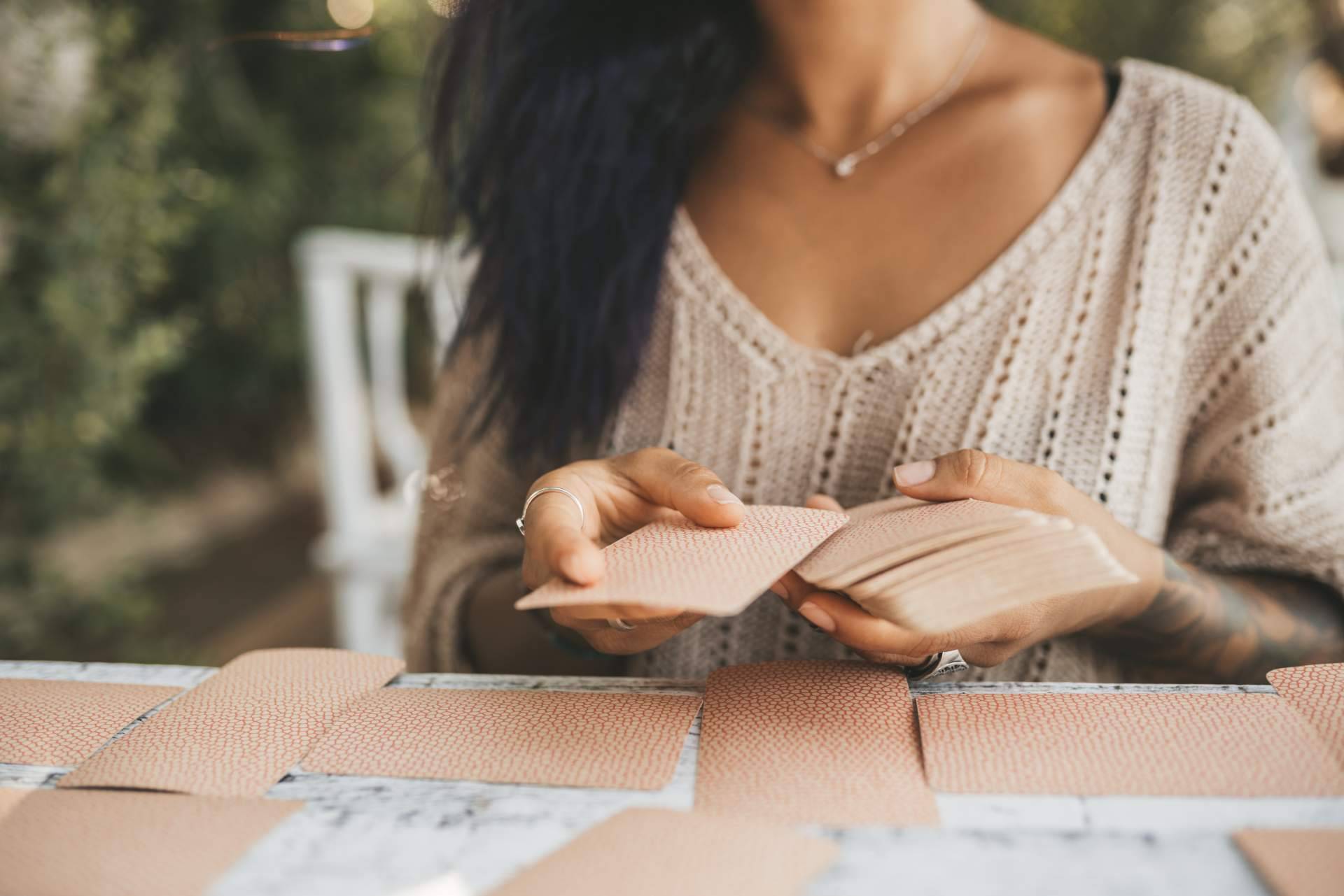 La vidente natural que ejerce sus dotes a través del tarot, la baraja española y el péndulo, Alicia Caballero