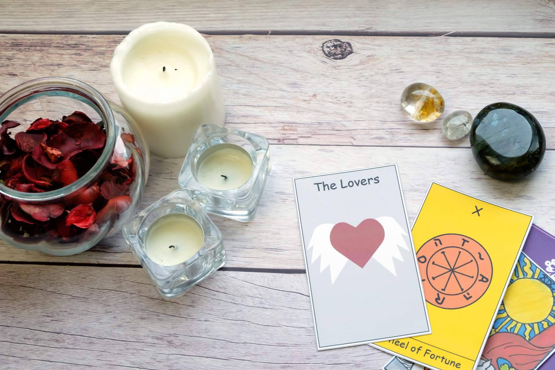 El arte de la tirada de tarot de Manuela Moreno, una vidente de nacimiento