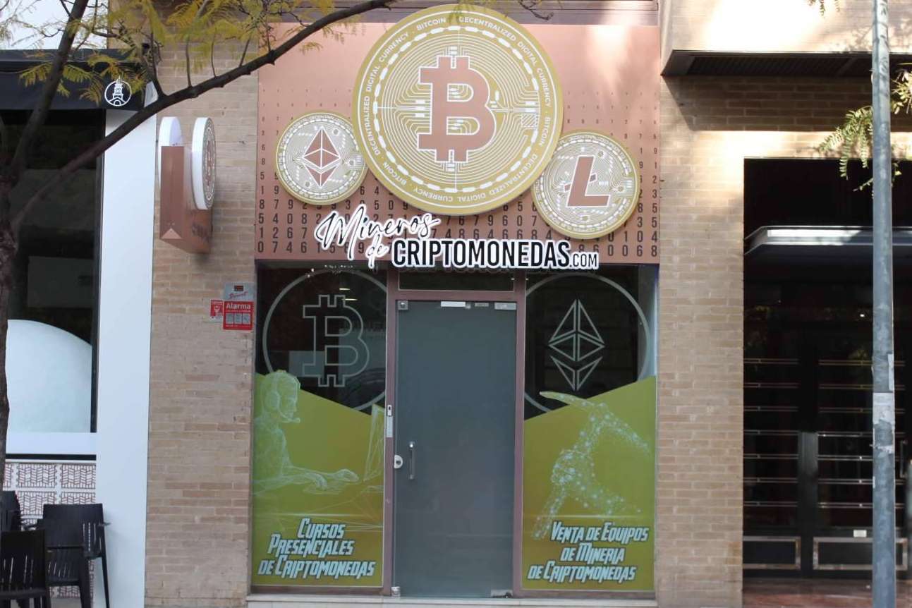 Alquiler de un espacio físico para la instalación de equipos para minar criptomonedas, por la empresa Mineros de Criptomonedas