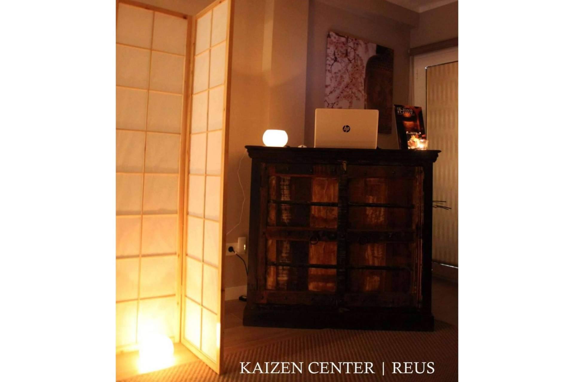 Masajes relajantes en las instalaciones tematizadas del centro de masajes Kaizen Center Reus