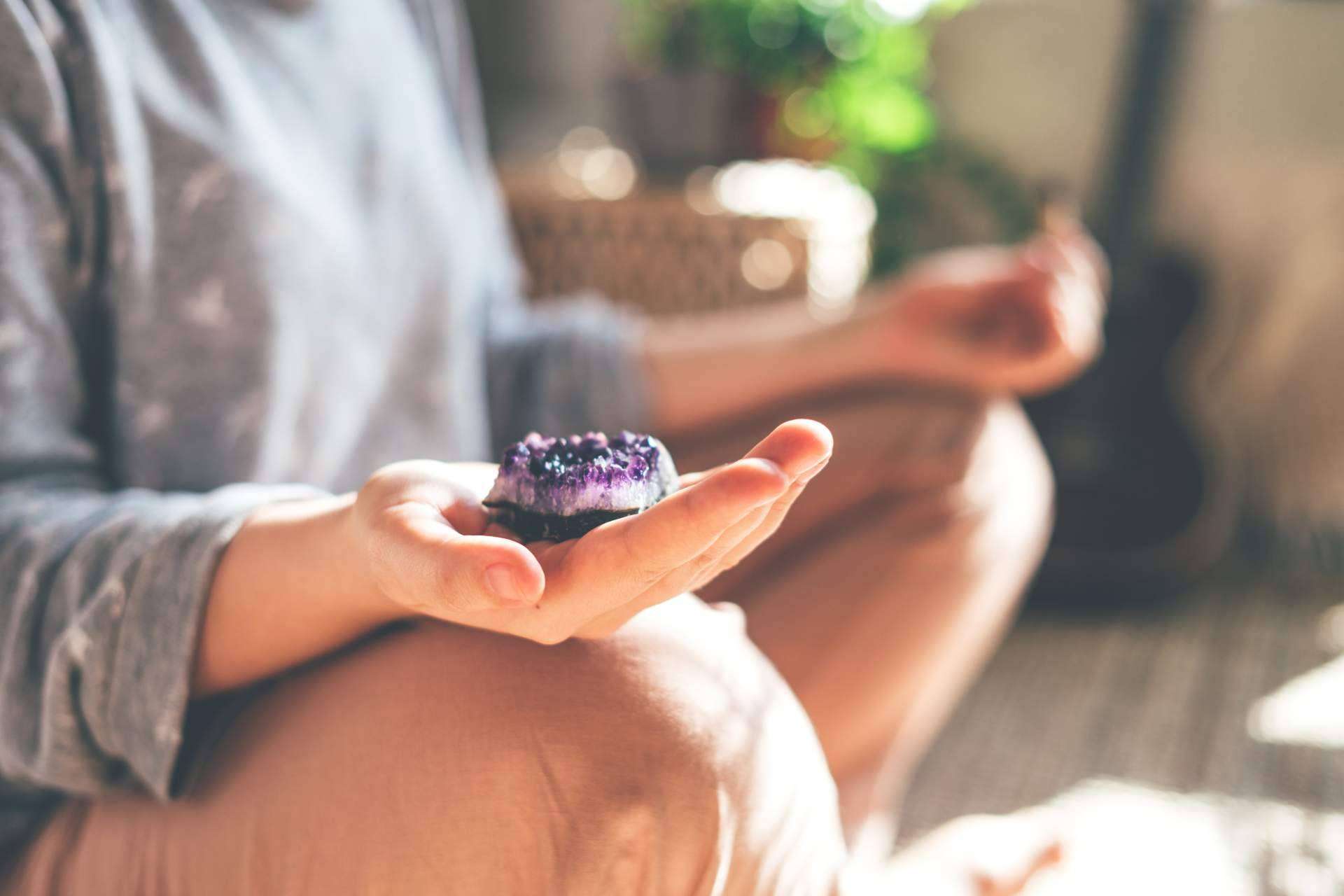 Los beneficios de tener una piedra amatista como amuleto