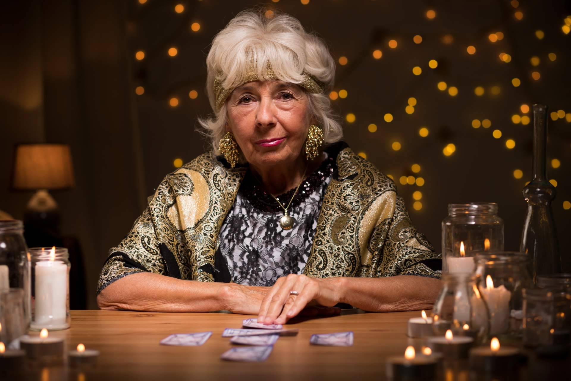 Conocer el futuro con tarot y videncia, con Futuro y Videncia