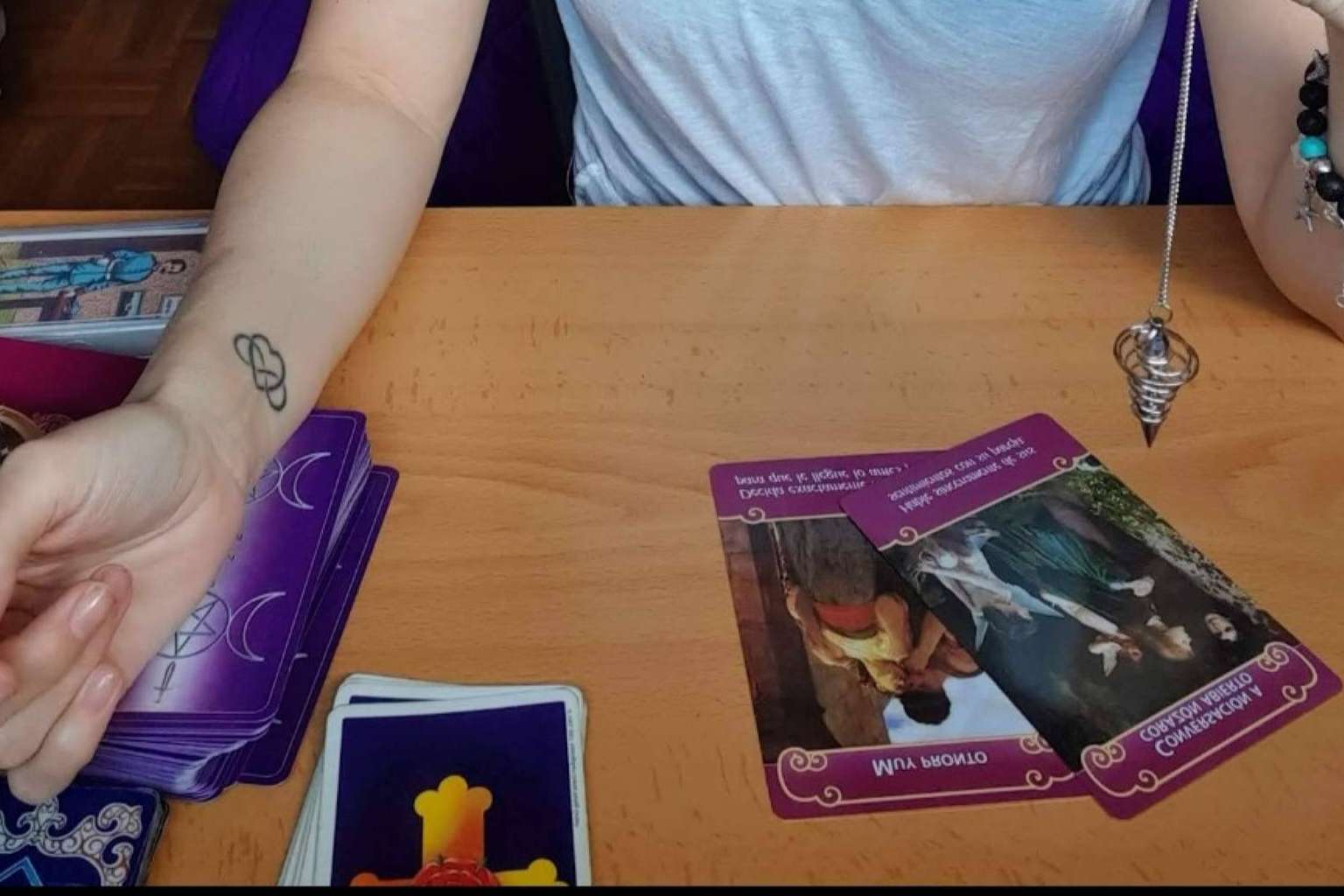 Disfrutar de las terapias de hipnosis, regresión y sanación de útero, entre otras, con Tarot Diosas de la Luna