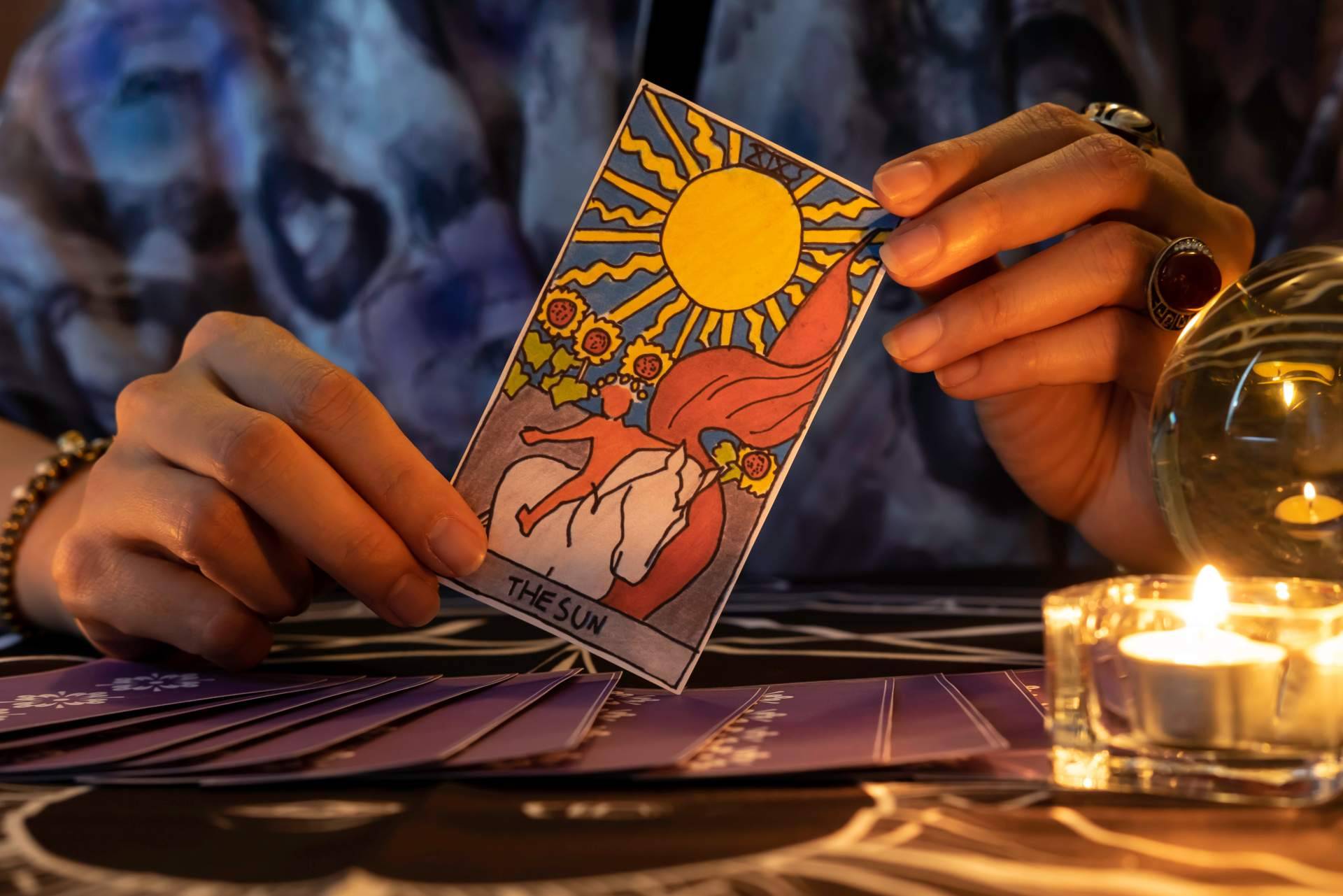 Los servicios de tarot y videncia telefónica de Astros de Luz