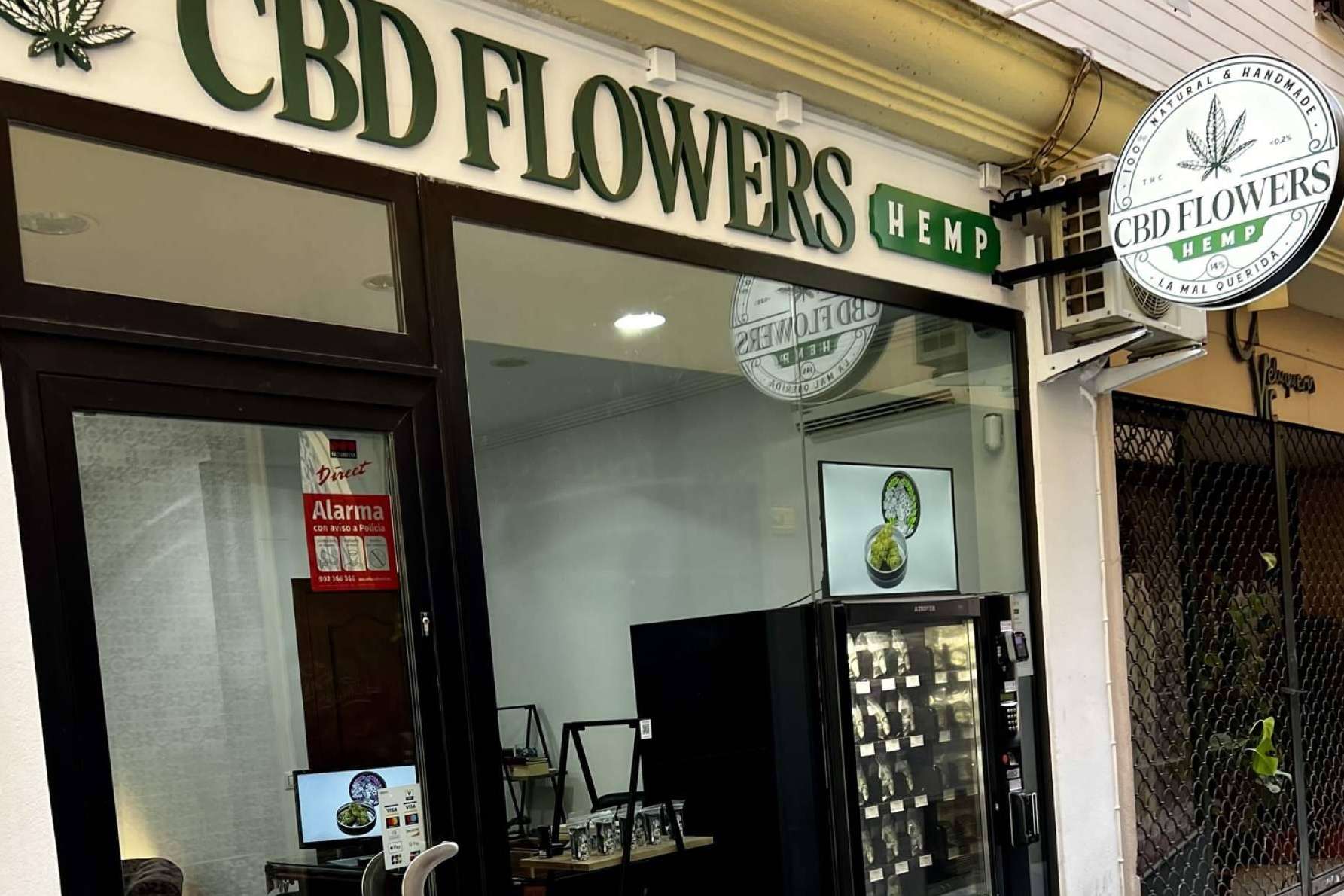 ¿Qué ofrece la máquina vending expendedora de CBD 24h con CBD FLOWERS By La Mal Querida en Sevilla?
