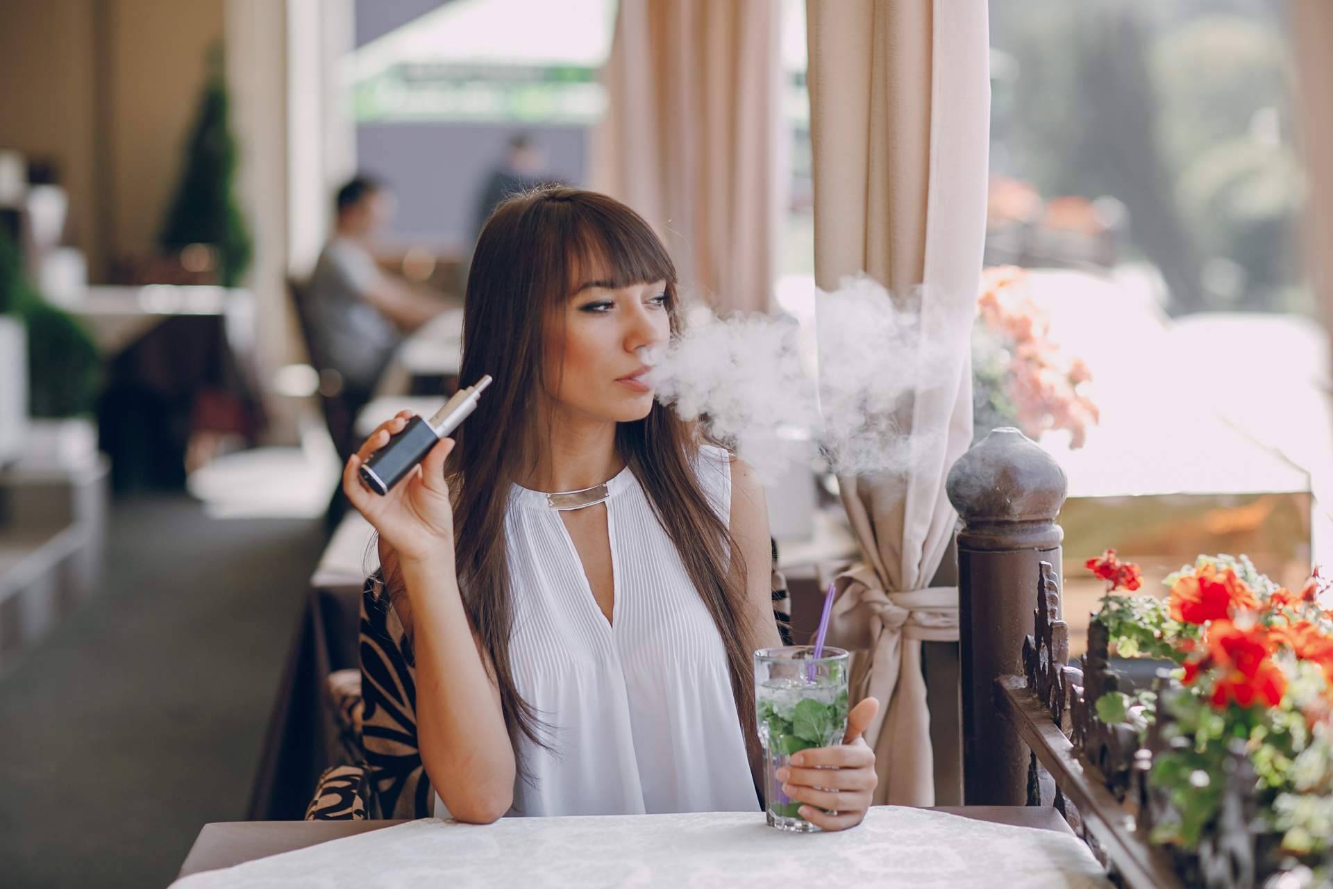 La vitrina de VitalCigar, varios modelos y marcas de vapers sin nicotina