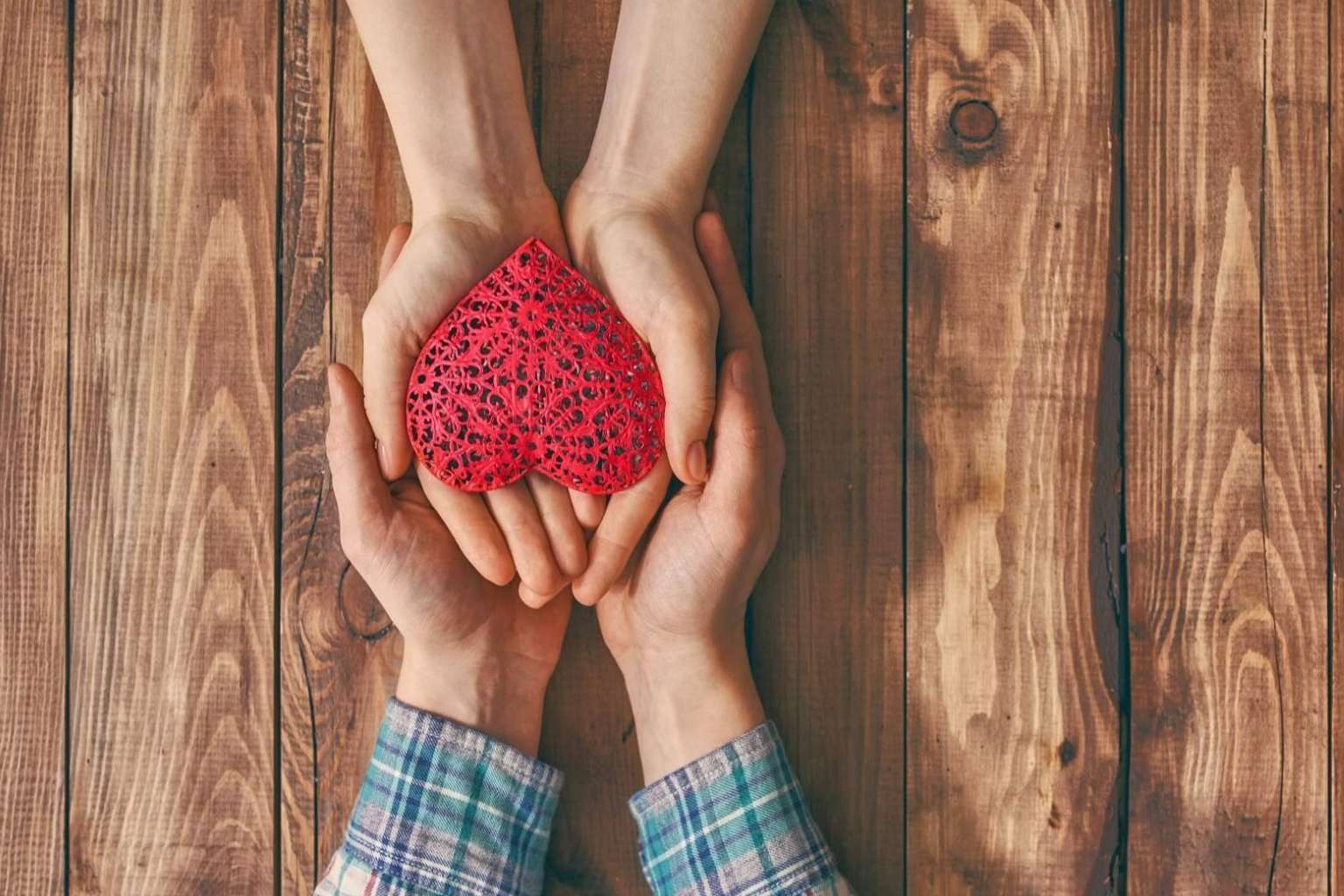 Speed dating en Barcelona con dinámicas de juego, ideal para conocer gente este San Valentín