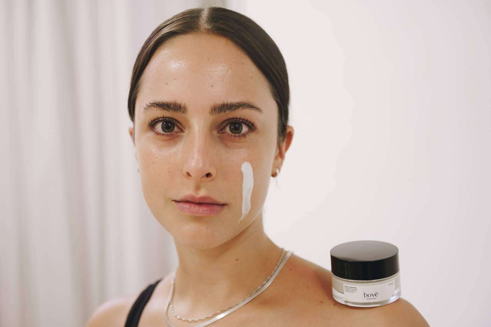El CBD y la cosmética plant based rejuvenecen y calman la piel, ofreciendo una piel más elástica y luminosa