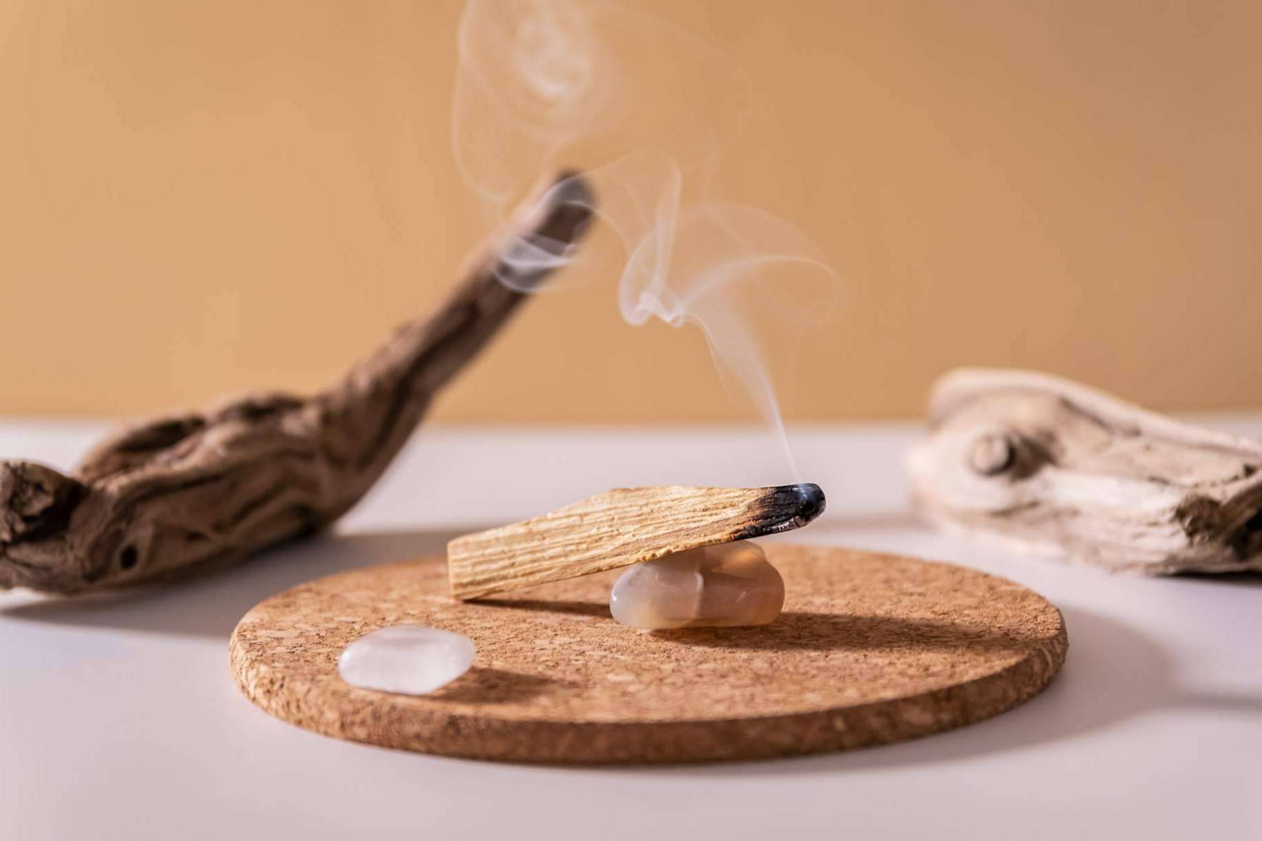 Purificación de energías y espacios con palo santo original de la tienda esotérica Bindi