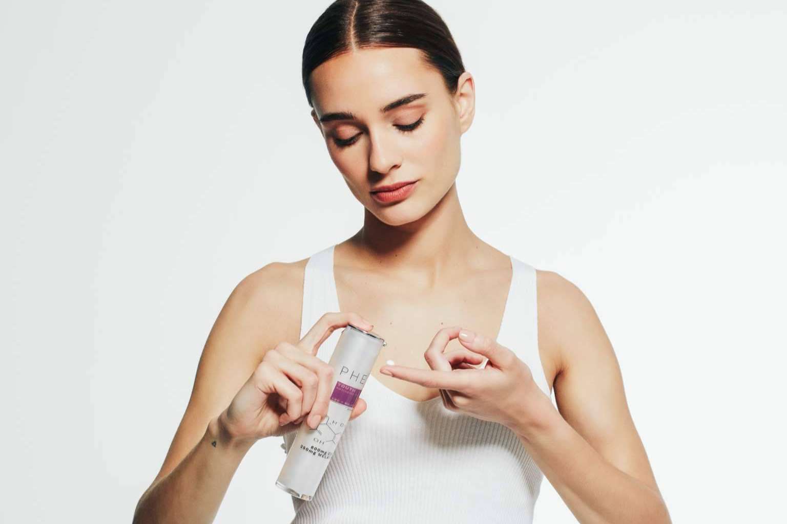 Cuidar la piel utilizando sérum y cremas de CBD y melatonina