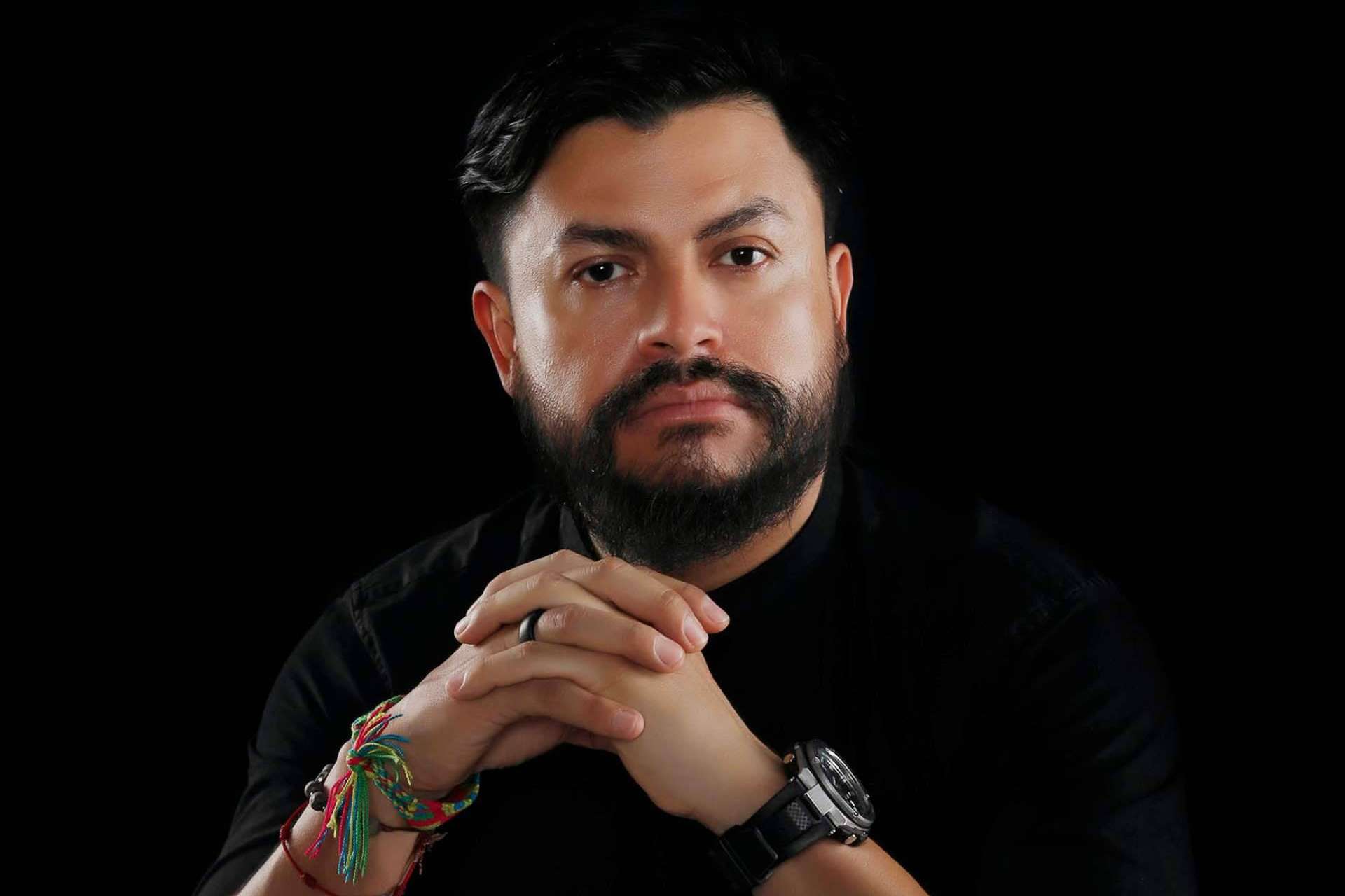 El sacerdote Padre Camilo Cardozo se convierte en un youtuber que predica sobre la fe, el desarrollo personal y la abundancia